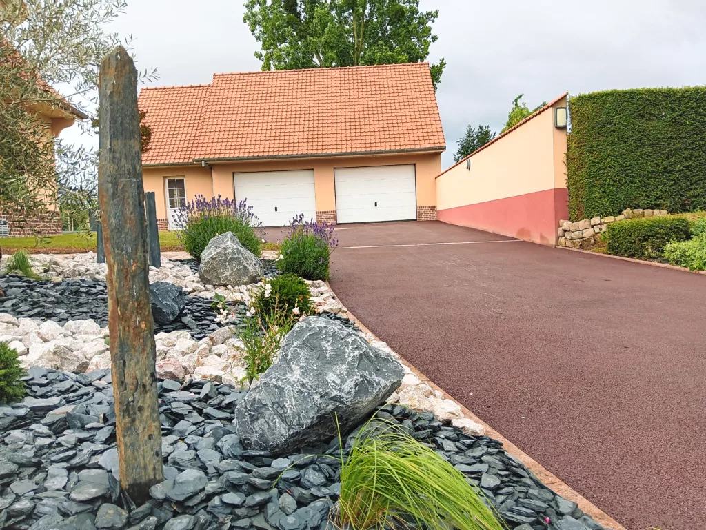 enrobé rouge et massif minéral