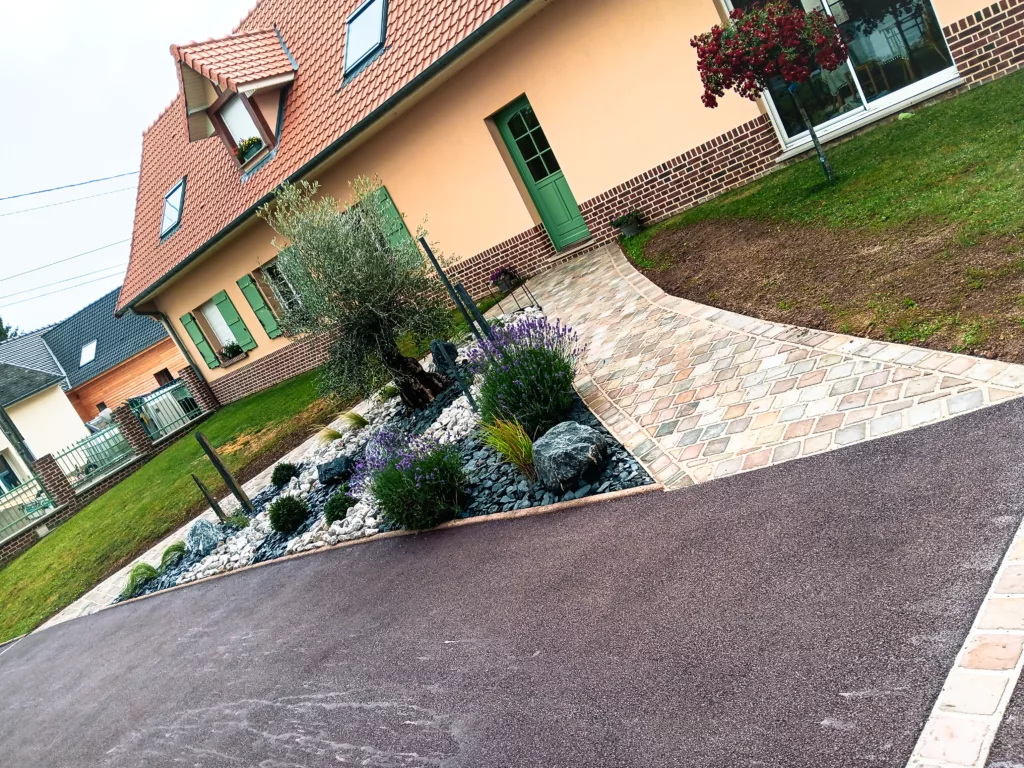 enrobé rouge et massif minéral