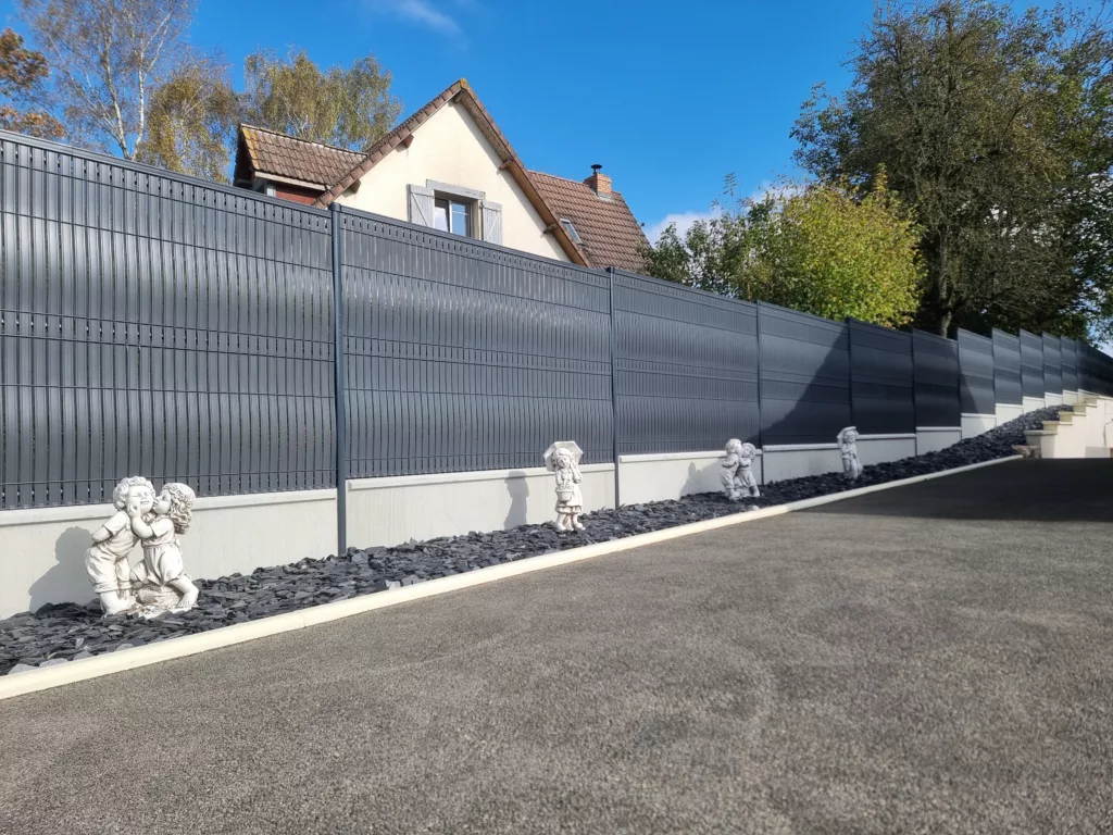 Jardin avec clôture moderne et sculptures d'anges falize et blondel