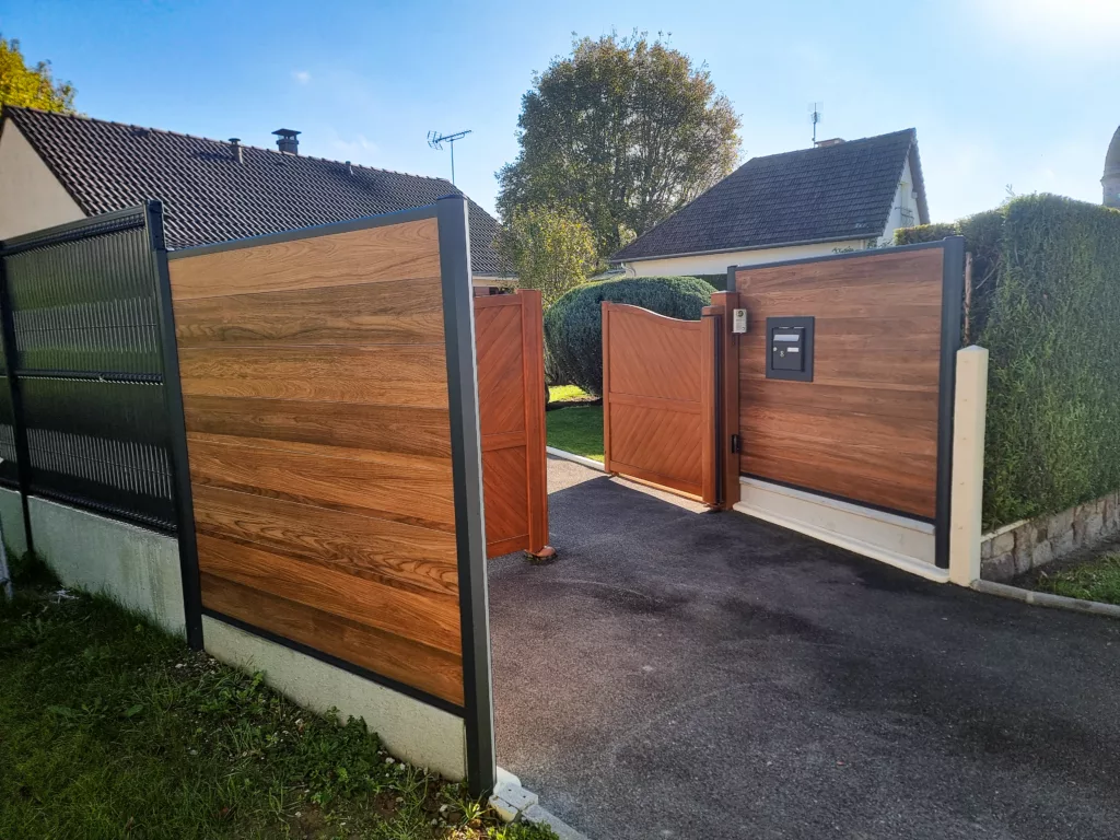 Portail en bois moderne dans une entrée de maison falize et blondel