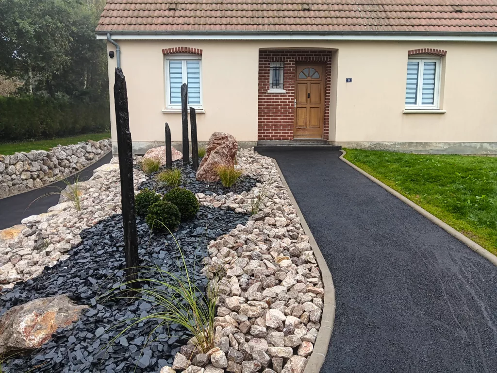 massif moderne avec allée enrobé