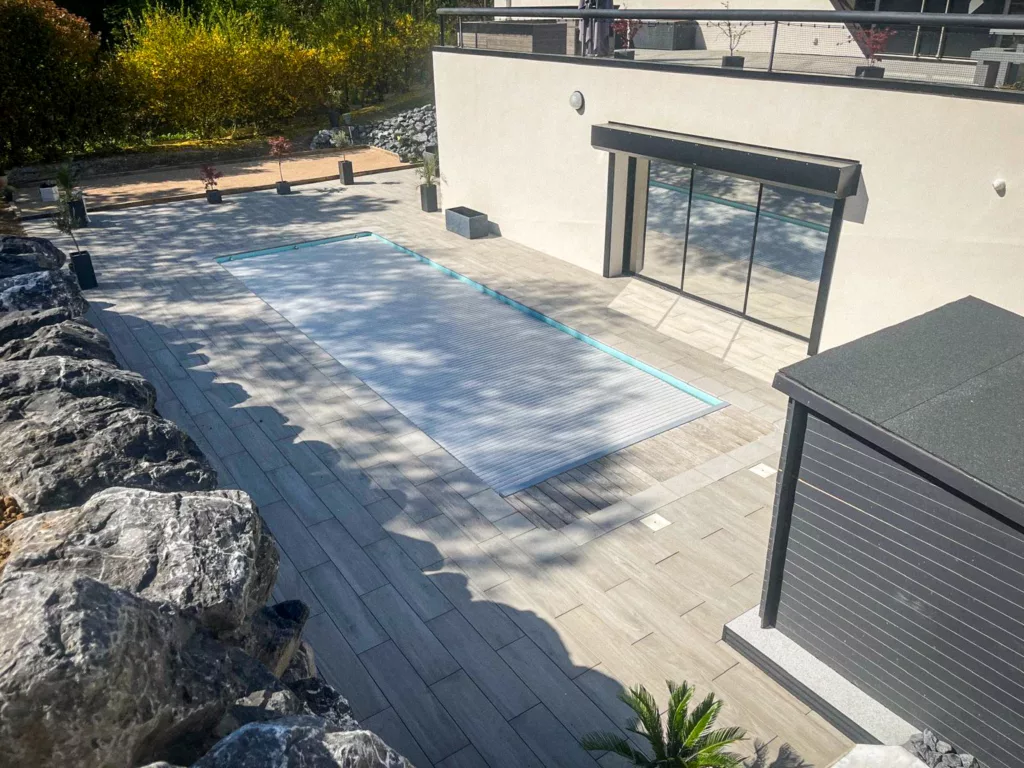 Terrasse grès cérame et enrochement 3