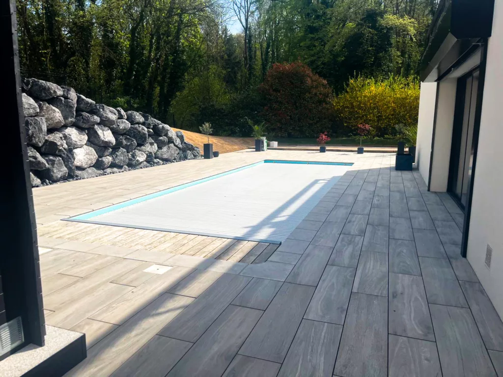 Terrasse grès cérame et enrochement 2