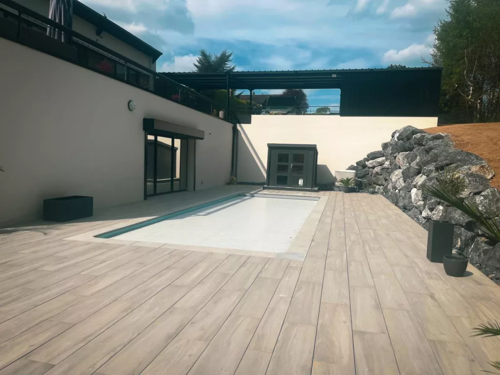 Terrasse grès cérame et enrochement